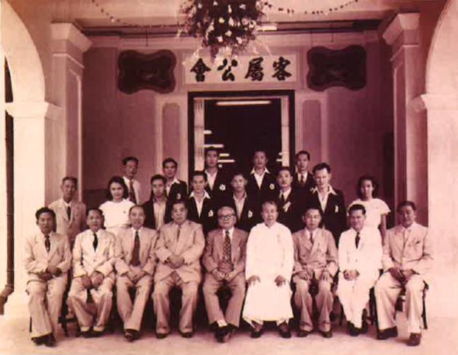 丘乔（前排右四）与霹雳客属公会众理事在会所落成时合照。前排左起赖甲贵、张逊凡、林师万、刘伯群；右起涂志伟、钟森、胡曰皆、胡文虎。（图片取自《马来西亚客属公会简史》）