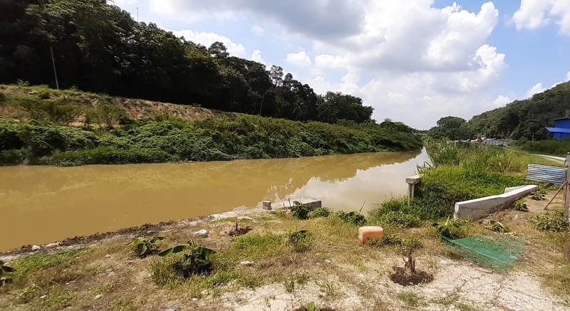 当局今早在士毛月河仍发现“臭阈值”达到1至2级，河水污染问题尚未解决。