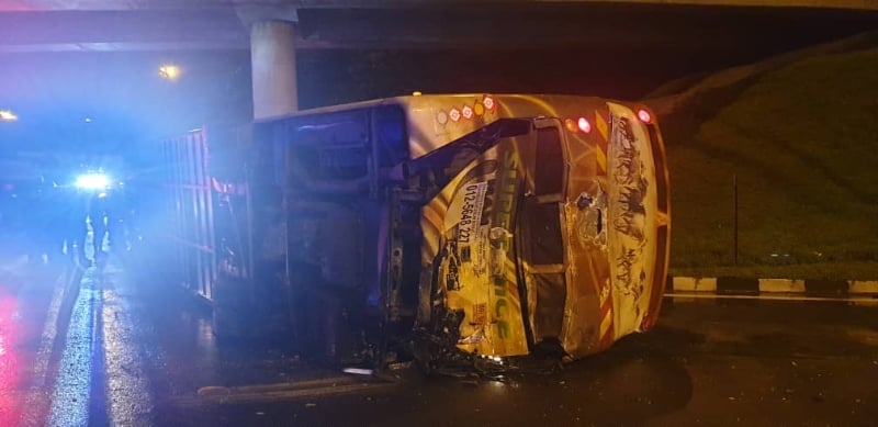 长途巴士在车祸后倾覆，导致4名乘客受轻重伤。