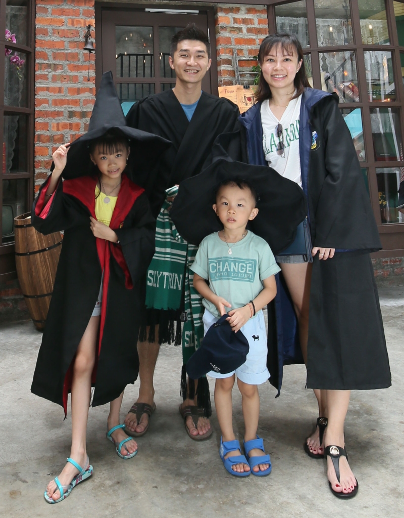 周俊良和苏琦敏夫妇带着孩子来怡保旅游，一家人穿上魔法袍来一张可爱合照。