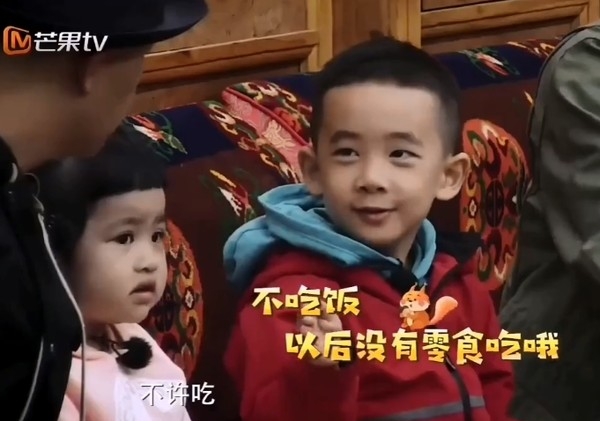 Jasper软硬兼施的说服4岁的饺子吃饭，网民指他超暖心。