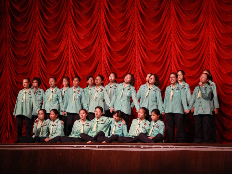 女童军上台为黄幼玲呈现大合唱。