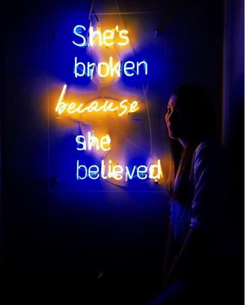 陈嘉桓在Instagram上载“She's broken because she believed”。