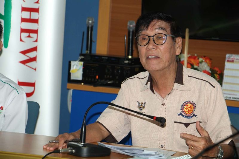 伦乐县社区领袖鲁胜利:伦乐与三马丹主要还是以务农为生,而当地的旅游业发展也还未趋向成熟,所以当地华裔人口面对就业机会有限,也因而致使他们往外发展,进而导致华裔人口逐年往外流失。
伦乐县社区领袖鲁胜利:伦乐与三马丹主要还是以务农为生,而当地的旅游业发展也还未趋向成熟,所以当地华裔人口面对就业机会有限,也因而致使他们往外发展,进而导致华裔人口逐年往外流失。