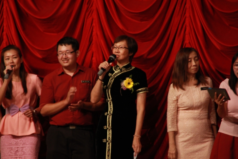 黄幼玲（中）和老师们一起同台献唱场面感人。