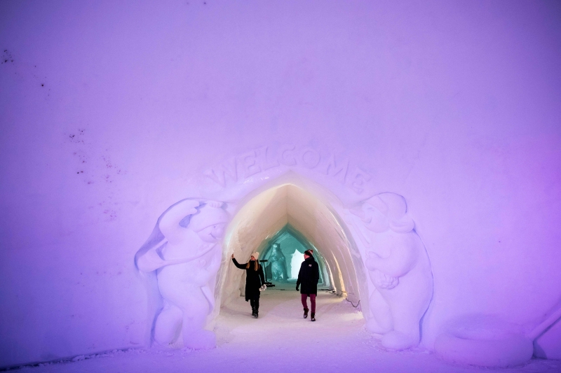 游客参观冰屋。（法新社照片）