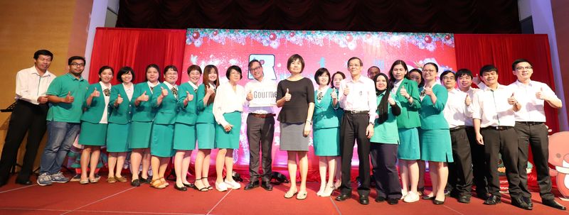 2019年常青美食联谊会的3组最佳摊位团队在颁奖礼上，与常青集团执行董事张聪（左十一）合影。