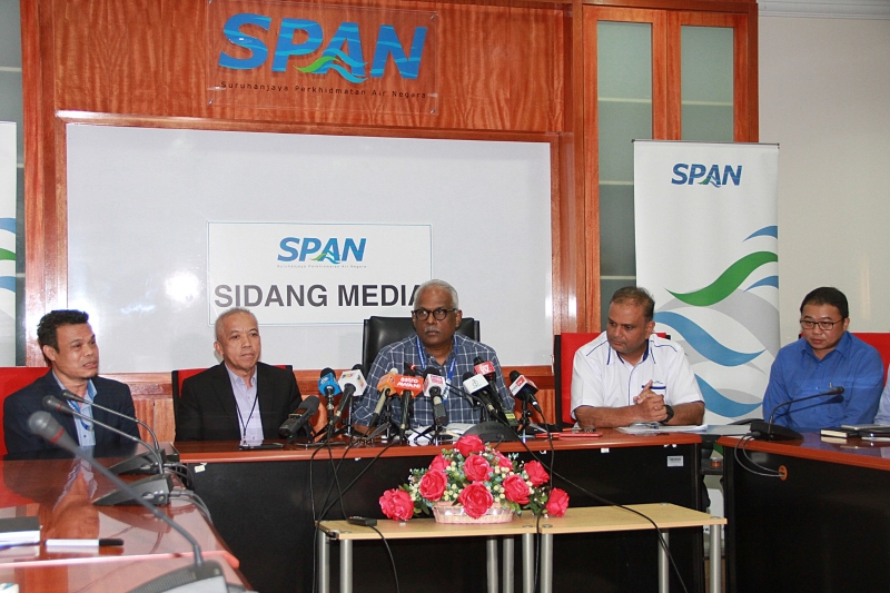 嘉拉卢丁苏莱曼（左起）、沙比里查卡利亚、查尔斯圣地亚哥纳仁德安及萧咏和在会议结束后，召开新闻发布会向媒体发布会议结果。