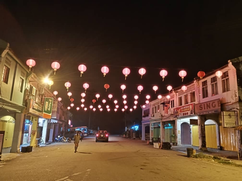 红彤彤的老街，夜景一般迷人。