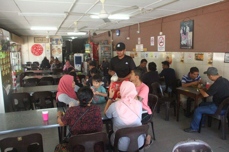 伦乐县族群比例随着当地的发展而有所改变,而大部分的华裔人口已往外发展。 伦乐县族群比例随着当地的发展而有所改变,而大部分的华裔人口已往外发展。