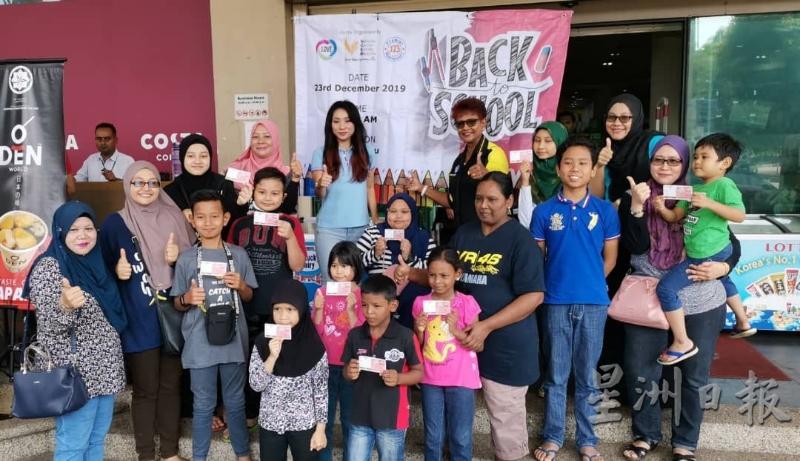 “爱在马来西亚”组织与国家癌症协会和启蒙幼儿园协办“重返校园”慈善活动。