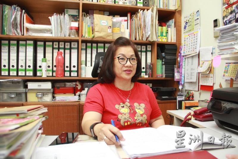全国幼教公会副主席王丽芳赞成落实政策，但同时烦恼该如何在市场上找到大批拥有文凭资格的幼儿教师。