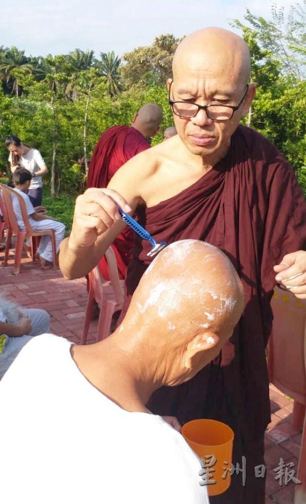 短期出家体验营举行剃度仪式。