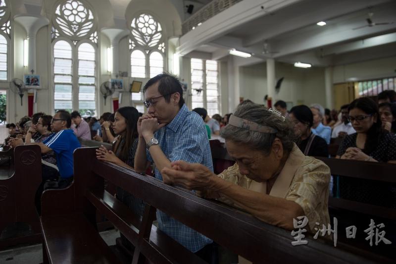 大批基督徒在圣诞节当天，聚集在吉隆坡圣约翰座堂（St John's Cathedral）内，进行祈祷仪式。