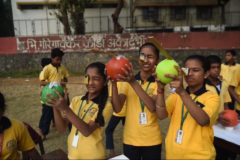 为了观看日食，印度孟买一所学校的学生还自制了特别的观看仪器。（图：法新社）
