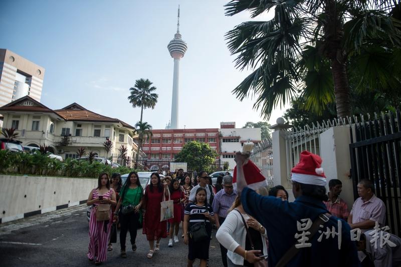 民众在完成了祈祷仪式后，离开圣约翰座堂，此座堂成立于1883年，是吉隆坡最古老的座堂。

