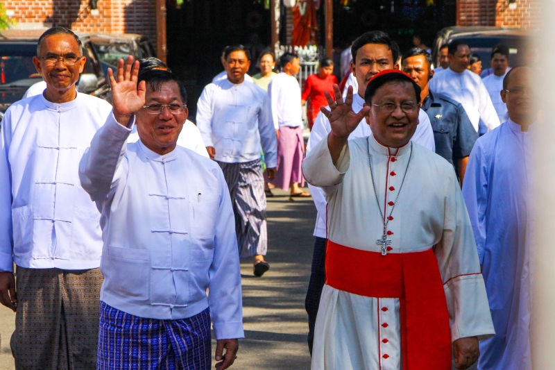 图为缅甸武装部队总司令敏昂莱(前左）和仰光总主教貌波枢机（前右）庆祝圣诞节后向民众挥手致意。（法新社照片）