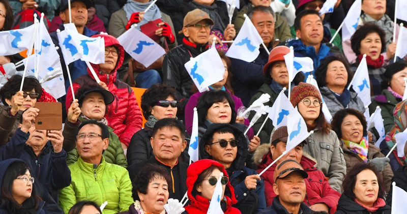 图为去年10月韩国春川市的一场青年足球赛事中，有韩国观众手持“朝鲜半岛旗”（统一旗）。（法新社档案照）