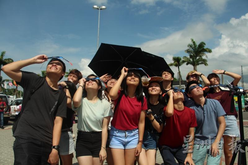 来自砂拉越大学的学生成群结伴到西连观赏这一项罕见的天文奇观。