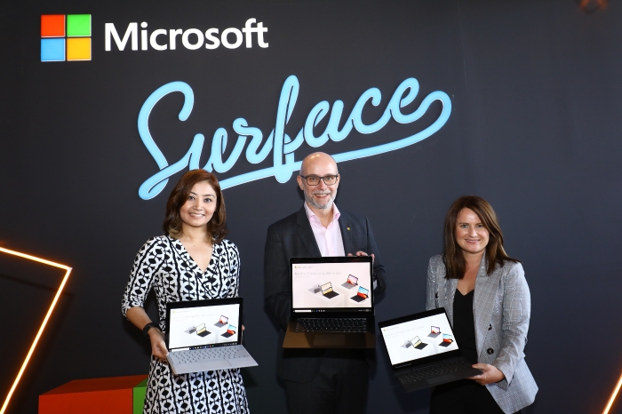 微软亚太区Surface和混合实境（Mixed Reality）配备部总经理嘉姬·米兰达（Jacqui Miranda）（左起）、马来西亚微软首席市场及营运总监迈克尔·格勒比雅斯基（Michal Golebiewski），以及亚太区Surface产品总负责人简·多莉（Jane Dore）一起向媒体展示最新的Surface系列产品。（图：马来西亚微软提供）