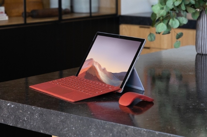 Surface Pro 7重量为775克，配合Surface Signature Type Cover和Surface Pen配件（两者需额外购买），用户可以轻易携带出门，在任何地方也能准时完成工作任务。（照片：取自微软官方网站）