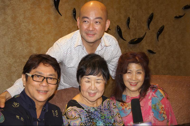 高山为了出版马来西亚华人演艺人公会纪录大全一书，用了4年时间著手筹备，他带领艺人公会工作小组远赴新加坡，寻访五六十年代大马唱片歌星，另外还去了关丹、槟城等地收集资料。