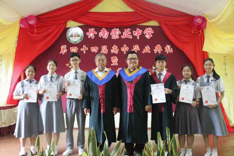 杨爱强（左四）颁发“郑颜锦粧夫人奖学金”予各班第一名学生。