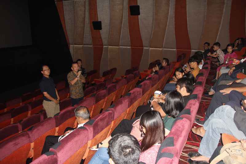 右起为陈泓缣在雷远生陪同下，向观赏首映推介礼的观众发表讲话。
