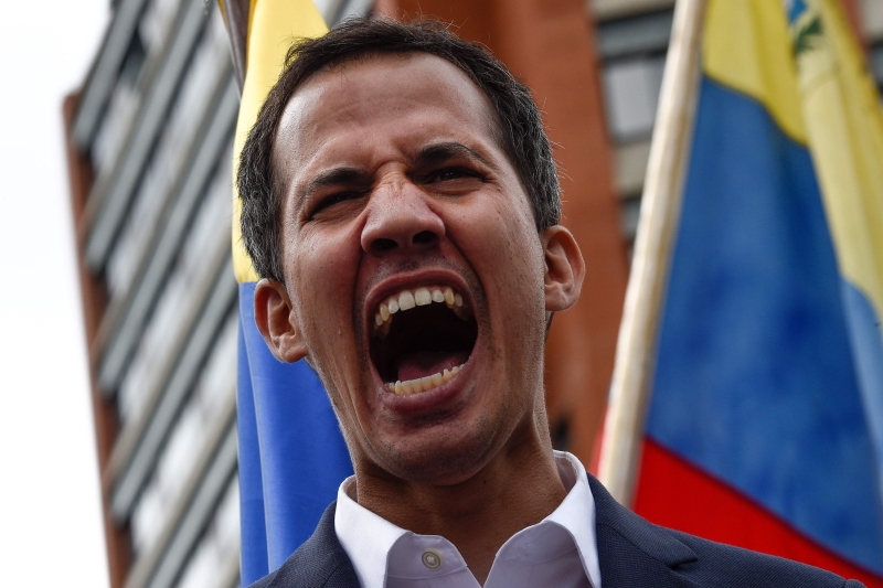 今年1月，瓜伊多向委内瑞拉民众发表演说时，激情呐喊。（法新社照片）