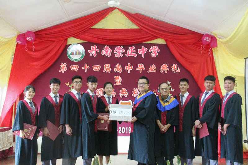 第44届毕业生代表赠送礼物予校方，由校长张志捷（右五）接收。