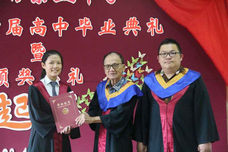 张天仕（中）颁发证书予毕业生。
