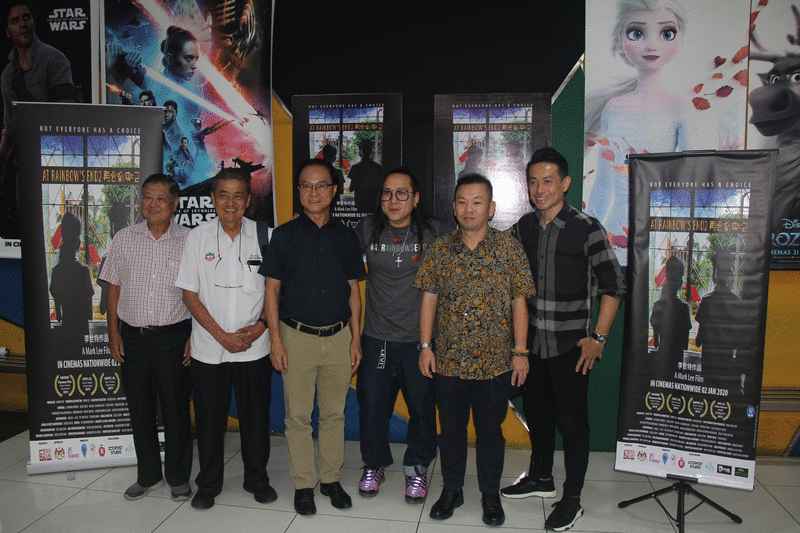 陈泓缣（右二）、李世特（右三）、雷远生（左三）及嘉宾在《再会彩虹．2》推介礼合影。