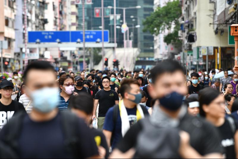 穿上黑衣的香港示威者。（图：法新社）