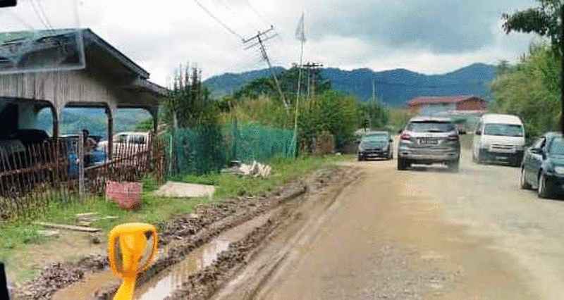 当地村民投诉，指从昆达山通往兰瑙的替补路段因为经常有轿车经过，扬起的尘土飘入家中，村民饱受困扰。