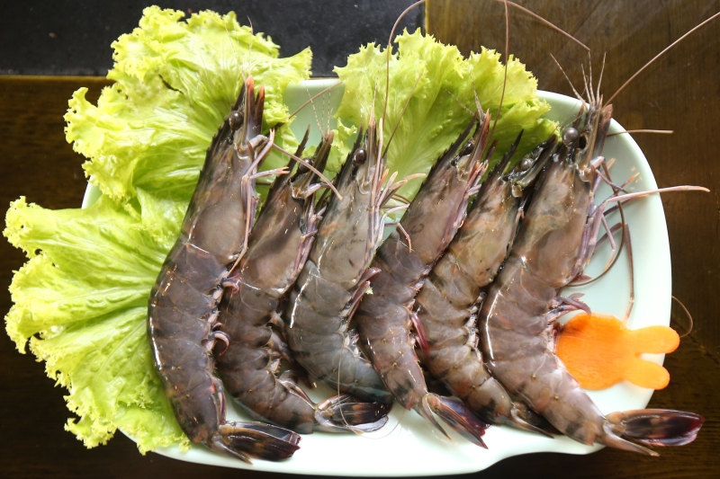 老虎大虾（依市价计算）店家每天都会亲自挑选新鲜的虾，所以虾的品种和价格每日不一;虾的新鲜度也至关重要。