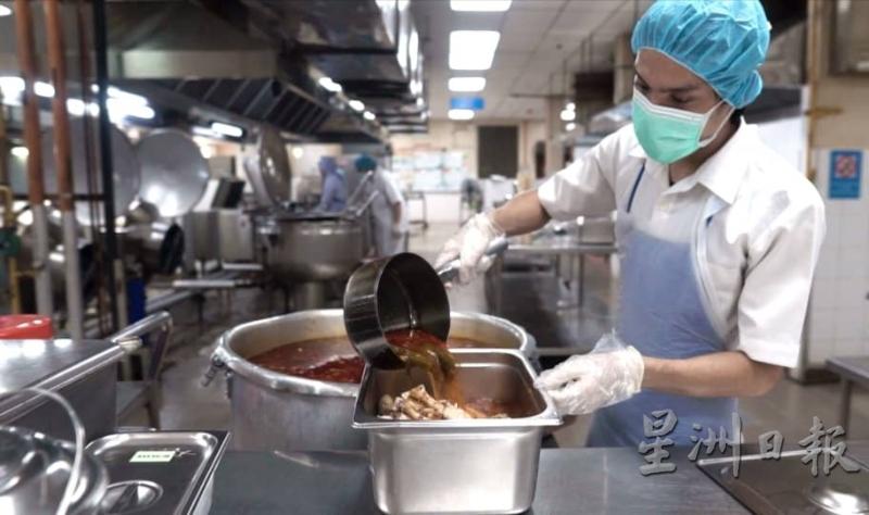 负责制作食物的员工都必须穿戴口罩、手套和发套。