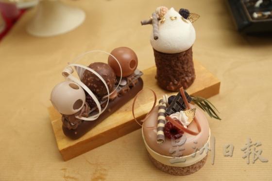 设计精致的巧克力蛋糕，条状和球形的装饰物都非常考功夫。