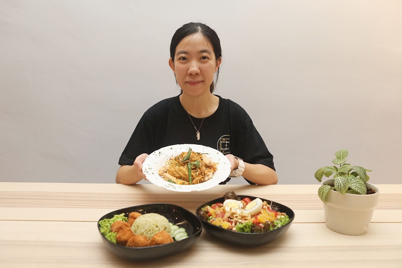李惠君分享简单易学的西式料理，包括鸡柳咸蛋意大利面、小鸡鸡饭及水煮蛋健康沙拉。