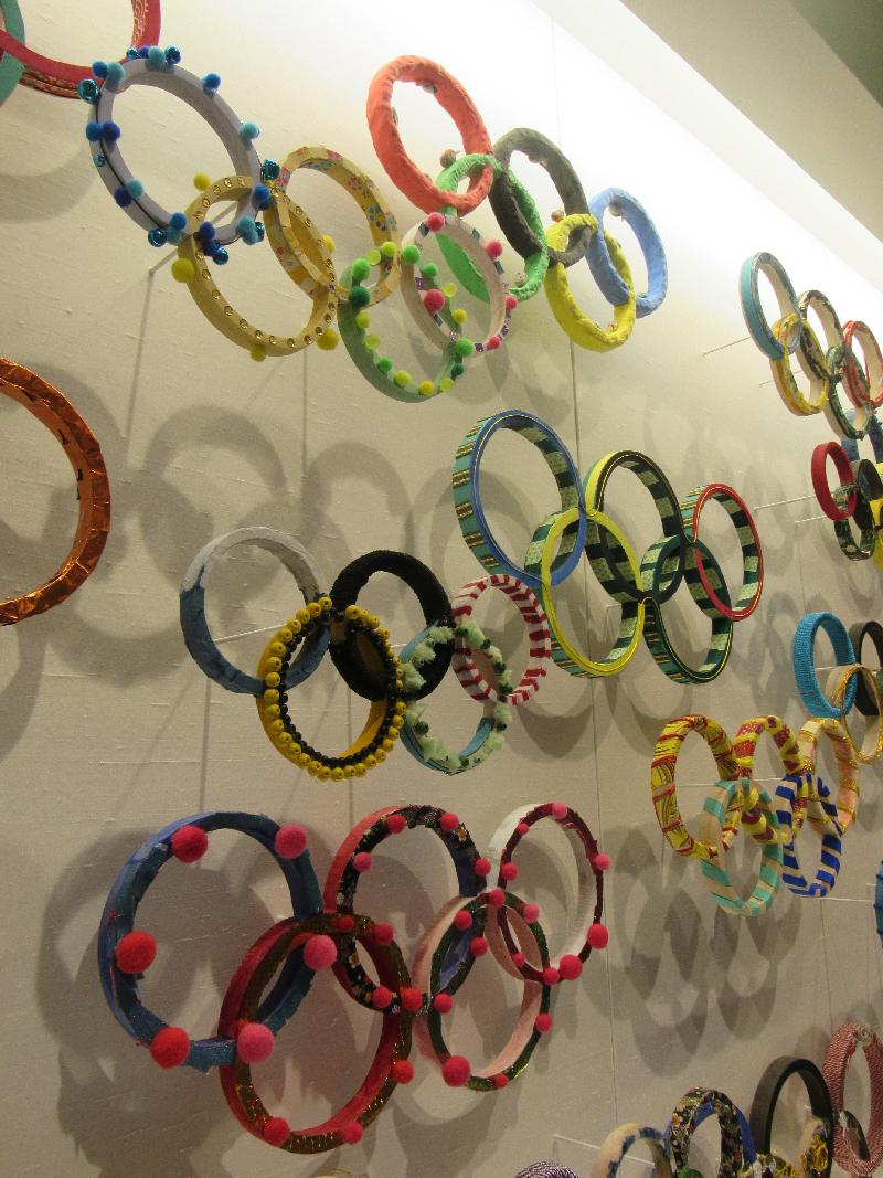 东京奥运博物馆展示由新宿（博物馆位于新宿）各小学的学生们所制作的五轮装置艺术。