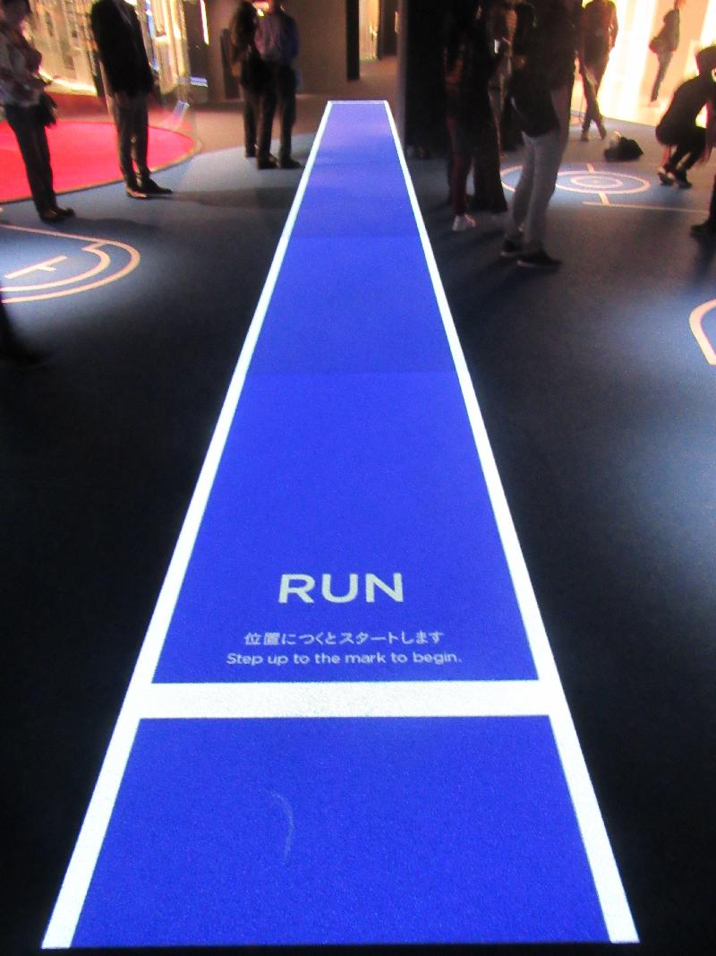 东京奥运博物馆内一款让人体验自己与奥运会田径男子100公尺短跑纪录之间差距的仪器。