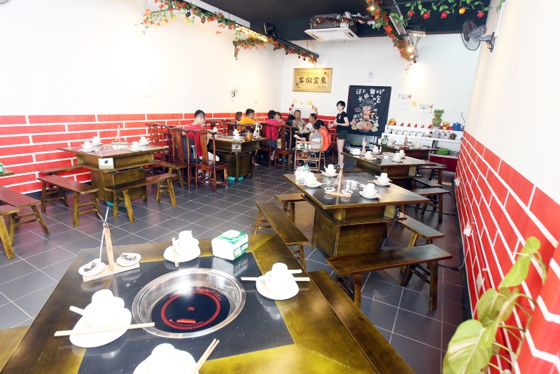 永川鲜味火锅店主打中国风格的火锅，因此桌椅和锅都是从中国订购过来。