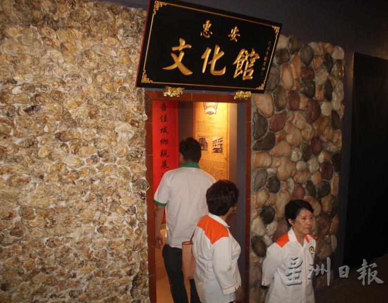 文化馆大门的墙面采用“惠安大蚵壳屋”及“泉港樟脚屋五彩油画石头城”的设计风格，充满了惠安特色。