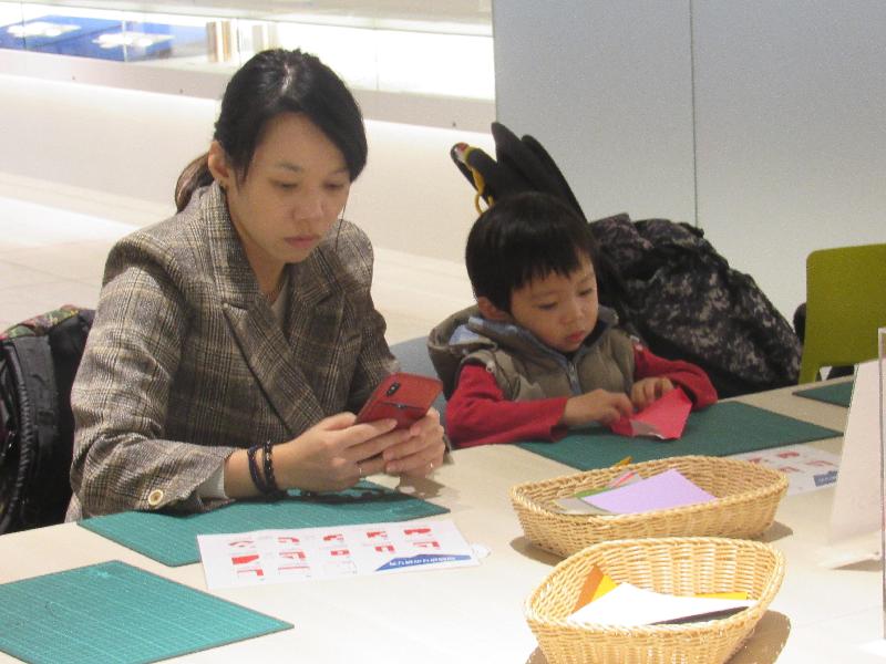 东京奥运博物馆内的活动空间，提供给民众制作加油卡片，为明年参加奥运会的日本选手加油助威，图为一对母子正在制造卡片。
