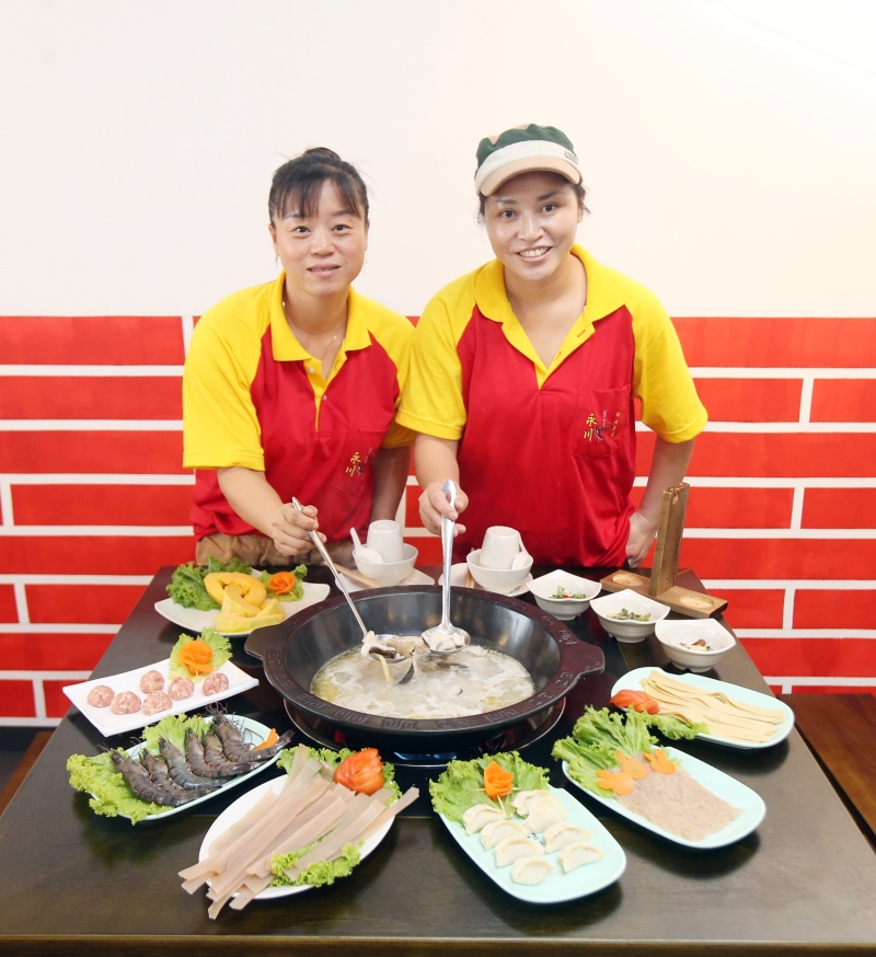 王梓萱（左起）及郑琪琪联手把中国北方及南方的火锅风格结合，并依据独门秘方熬制汤底和自制料理，让食客尝尽到位的中国式火锅。