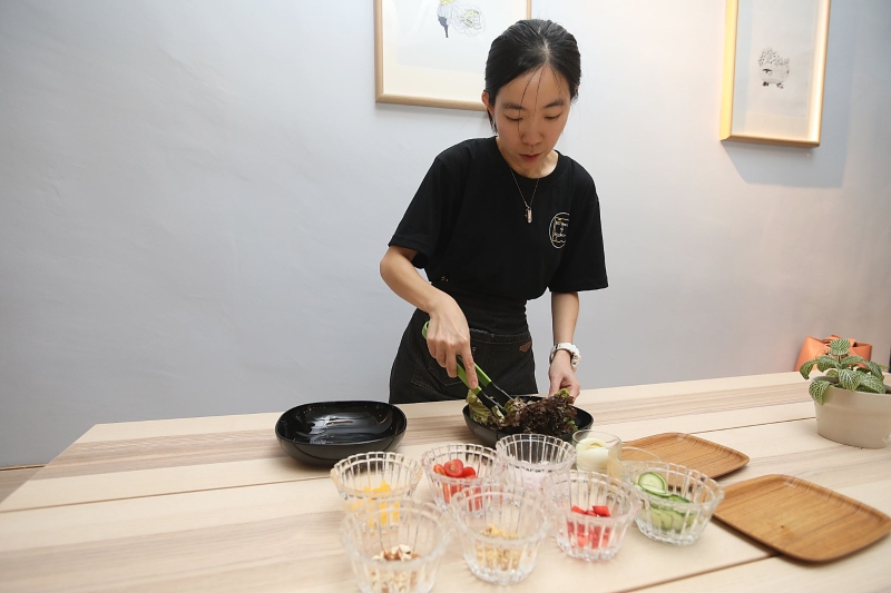 李惠君从零开始学煮西餐，秉持着坚持不懈的精神，烹煮出令人满意的料理。