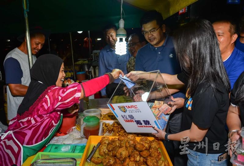 团队逐一档口呼吁款款，马来贩商也二话不说捐款。