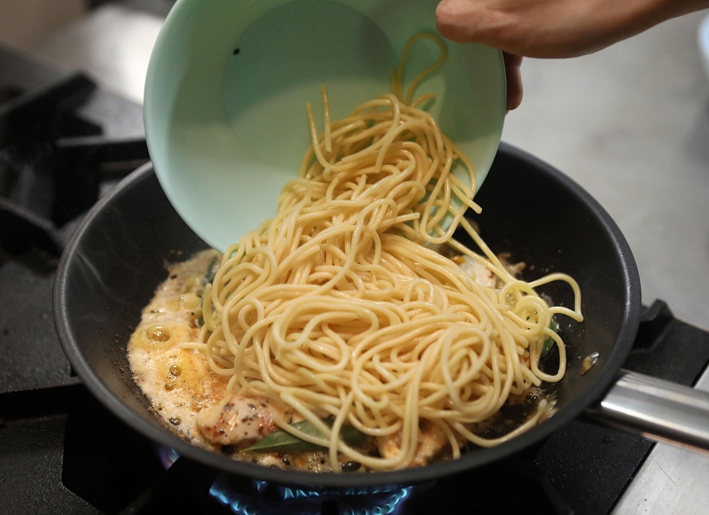 意大利面要先水煮至9分熟，之后倒入面条炒至全熟，倒少许黑胡椒和幼盐，翻炒至均匀。