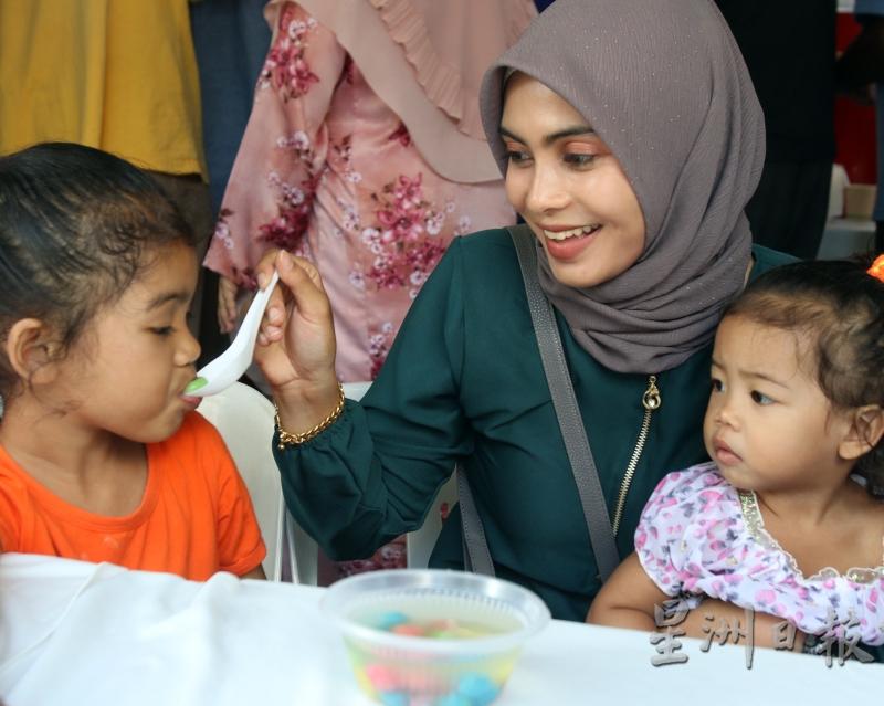 穆斯林母亲娜娜喂孩子吃汤圆。