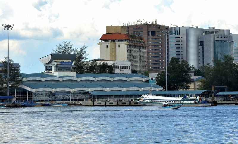 渡轮停泊在纳闽国际渡轮终站码头。
