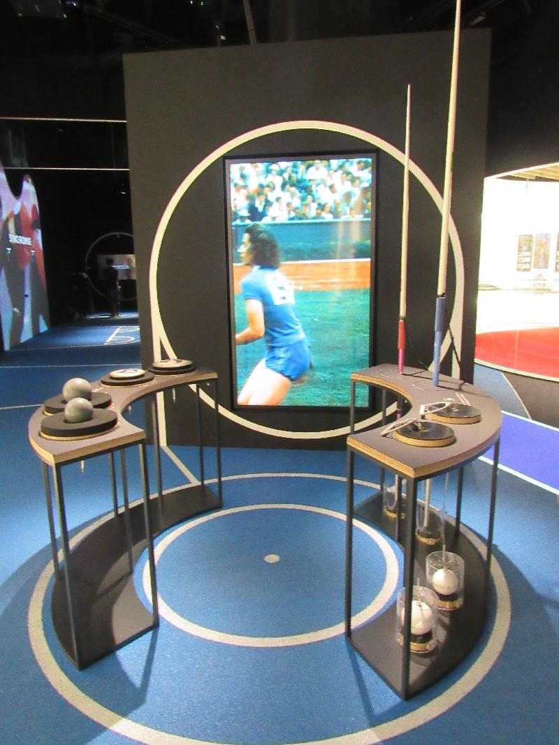 东京奥运博物馆内体验田径项目标枪、铅球和铁饼的仪器。